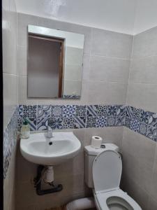 Un baño de Cosy studio And Tidy Apartment 10 fotos más