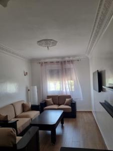 Una televisión o centro de entretenimiento en Cosy studio And Tidy Apartment