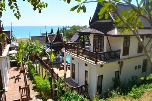 Una vista aérea de una casa con el océano al fondo. en Villa i Mae Phim med privat pool och havsutsikt, en Mae Pim