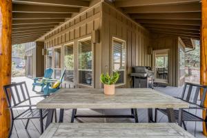 a table and chairs on the porch of a house at Beautiful Bend Retreat - Meredith Lodging in Bend