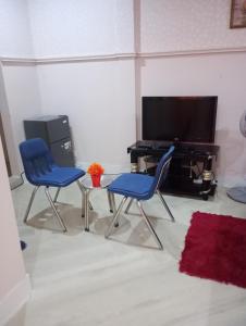 TV a/nebo společenská místnost v ubytování MAISON Khadija Abibatou + 12 fotografií