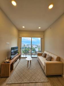 a living room with a couch and a flat screen tv at Dpto excelente ubicación in Asuncion