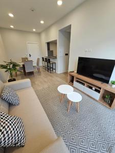a living room with a couch and a flat screen tv at Dpto excelente ubicación in Asuncion +33 photos