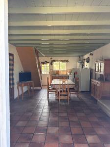 a kitchen with a table and chairs in a room at La Caprichosa in Reta