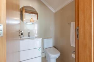 Ένα μπάνιο στο Sea View Apartment +36 φωτογραφίες