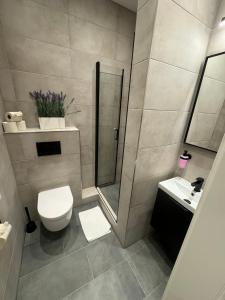 a bathroom with a shower and a toilet and a sink at Suite-Pauli in Hamburg