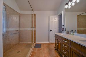 Ένα μπάνιο στο Spacious 4BR w Central Location, High Ceilings +13 φωτογραφίες