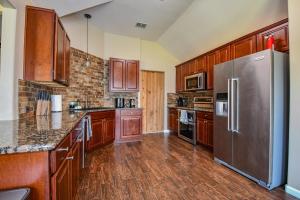Η κουζίνα ή μικρή κουζίνα στο Spacious 4BR w Central Location, High Ceilings
