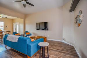 Μια τηλεόραση ή/και κέντρο ψυχαγωγίας στο Spacious 4BR w Central Location, High Ceilings