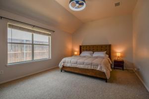 Ένα ή περισσότερα κρεβάτια σε δωμάτιο στο Spacious 4BR w Central Location, High Ceilings