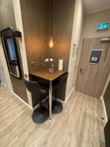 a conference room with a table and chairs and a door at Suite-Pauli in Hamburg