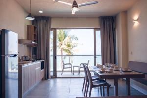 eine Küche und ein Esszimmer mit Tisch und Stühlen in der Unterkunft Avenir Armonia Suites in Rincón de Guayabitos