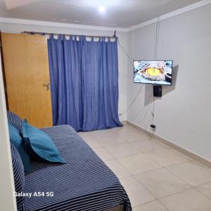 Μια τηλεόραση ή/και κέντρο ψυχαγωγίας στο bairro Jardim Petrópolis - casa 3 quartos e 3 banheiros