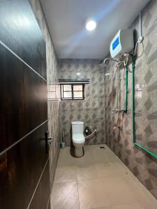 Ένα μπάνιο στο Ajoke Place A