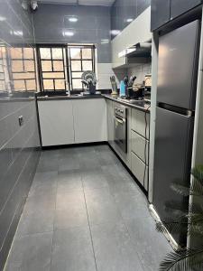 Η κουζίνα ή μικρή κουζίνα στο Ajoke Place A