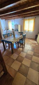 Un comedor con una mesa grande y sillas. en Casa de Amigos - Chañar, en Santa Rosa de Calamuchita