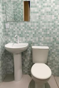 a bathroom with a toilet and a sink at Acomodação no centro da COP 30 in Belém
