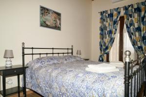 een slaapkamer met een bed met een blauw dekbed bij PinetoAlba in Scerne