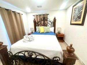 un dormitorio con una cama grande en una habitación en Loving Apartment! 5 min from the beach in car, en Clearwater