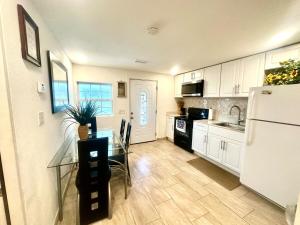 Una cocina con una mesa y un refrigerador blanco. en Loving Apartment! 5 min from the beach in car, en Clearwater 9 fotos más