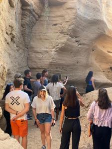 un grupo de personas caminando por un cañón en Lumir Surf House, en Tamraght Ouzdar