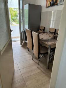 a dining room with a table and chairs at Apartman Zaki luxury in Borča