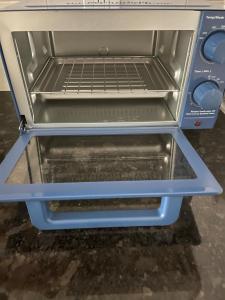 eine Schublade in einem Geschirrspüler mit geöffneter Tür in der Unterkunft Secluded, Quiet, Cozy, & Modern in Gatesville