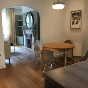 een woonkamer met een tafel en stoelen bij Beautiful 3 bed house in central Hebden Bridge in Hebden Bridge
