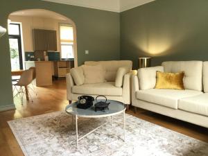 een woonkamer met twee witte banken en een tafel bij Beautiful 3 bed house in central Hebden Bridge in Hebden Bridge