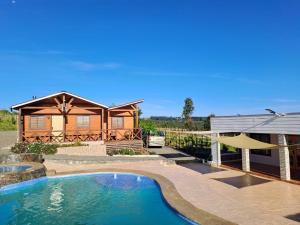 Bazén v ubytování Quillon Cabaña Privada Vista al Valle nebo v jeho okolí