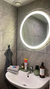 ストレムスタードにあるStrömspärlan - Nordic Stay Strömstadの鏡と洗面台のあるバスルーム +25枚の写真