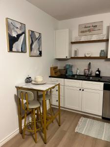 GatesvilleにあるCozy N Ft Hood Militaryのキッチン(小さなテーブル、テーブル、椅子付)