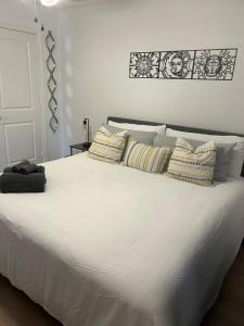 GatesvilleにあるCozy N Ft Hood Militaryの白い大型ベッド(枕付)