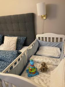 ストレムスタードにあるStrömspärlan - Nordic Stay Strömstadのベッドルーム1室(床に玩具を用意したベッド1台付)