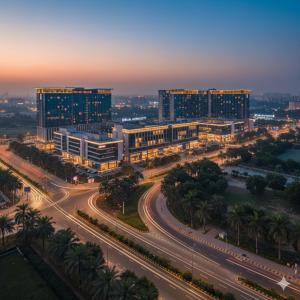 una vista aérea de una ciudad por la noche en Hotel Verano, en Nueva Delhi