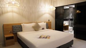 Postel nebo postele na pokoji v ubytování Loloata Island Resort