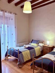 een slaapkamer met twee bedden en een groot raam bij Casa rural Valdecid in Valdeande +28 foto's