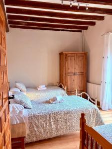 een slaapkamer met twee bedden in een kamer bij Casa rural Valdecid in Valdeande