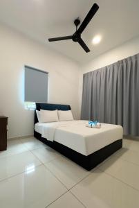 New Homestay Sandakan Rimbayu 12pax في سانداكان: غرفة نوم بها سرير ومروحة سقف
