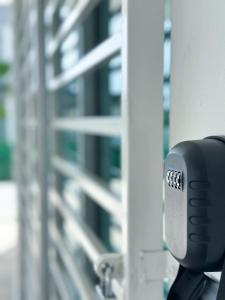 New Homestay Sandakan Rimbayu 12pax في سانداكان: لقطة مقرّبة لكاميرا أمام مبنى +9 صور