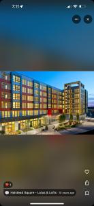 eine Darstellung eines großen Gebäudes mit einem Gebäude in der Unterkunft Modern& stylish vibe in Fairfax