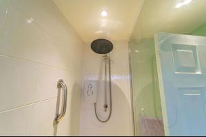 un baño con ducha con cabezal de ducha en Newport by M4, en Newport
