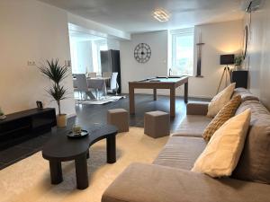 a living room with a couch and a pool table at Duplex 6 pers 3 Ch, Billard & Netflix, tout équipé in Belleville-sur-Meuse