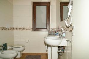 een badkamer met wastafel en toilet bij PinetoAlba in Scerne +27 foto's