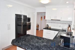 Η κουζίνα ή μικρή κουζίνα στο 4 Driftwood Place