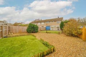 un patio con una casa con una valla en Newport by M4, en Newport