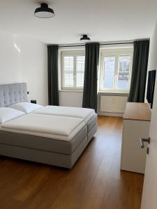 トラウンシュタインにあるTS-Ludwigの白いベッドと2つの窓がある寝室 +10枚の写真