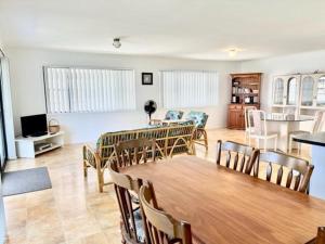 TV a/nebo společenská místnost v ubytování 71 The Esplanade