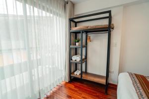 a room with a mirror and a window at Apartamento con todo cerca en Cusco in Cusco