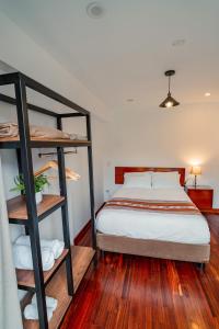 een slaapkamer met een bed en 2 stapelbedden bij Apartamento con todo cerca en Cusco in Cuzco